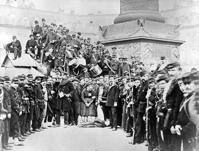 Troepen van de Parijse Commune op de Place Vendôme, 1871 door French Photographer